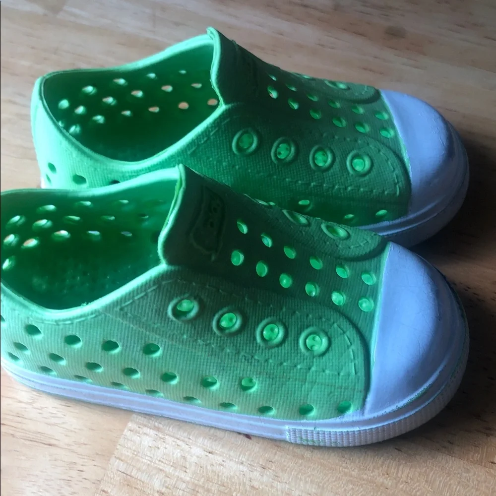Kids I play Green Slip-On Water-Resistant Shoes